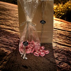 Chokolade gave  -romantisk gave med chokoladehjerter - 250g.