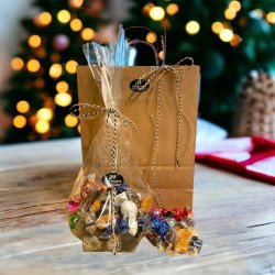 Chokoladekugler og karameller i gavepose