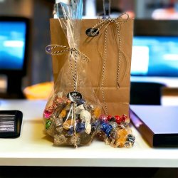 Chokoladekugler og karameller i gavepose