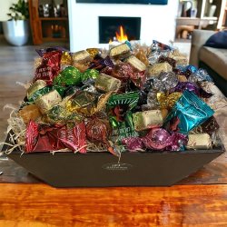 Gavekurv fyldt med flowpakket sde lkkerier