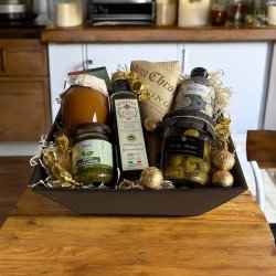 Delikatesse gavekurv  Oliven, olivenolie, pesto, karameller og Cocoture chokolader