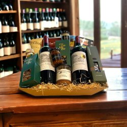 Fransk vin i gavekurv fyldt med delikatesser og lkkerier