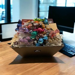 Gavekurv med chokoladetr�fler, twisters, karameller og lakrids 