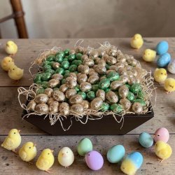 Gavekurv med 2 kg. chokolade p�ske�g