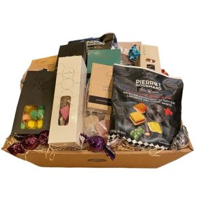 Gavekurv fyldt med chokolade og slik lkkerier