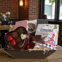 Eksklusiv gavekurv med hjertechokolade, franske vingummier og lakridspinde