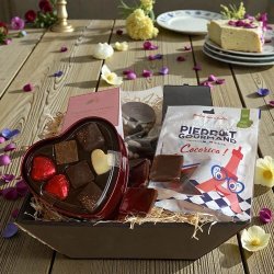 Eksklusiv gavekurv med hjertechokolade, franske vingummier og lakridspinde