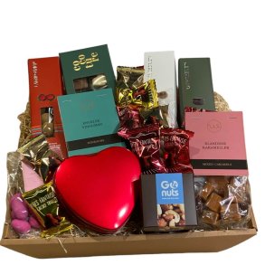 Gavekurv med chokoladehjerte, karameller, slik og chokolade