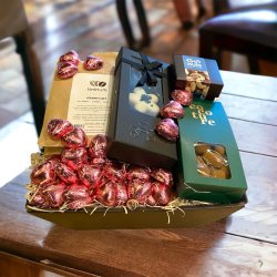 Gavekurv med kaffe og chokoladehjerter