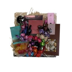 Gavekurv med slik, mandler og chokoladekugler 