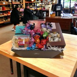 Gavekurv med slik, mandler og chokoladekugler 