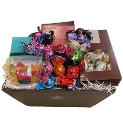 Gavekurv med slik, mandler og chokoladekugler 