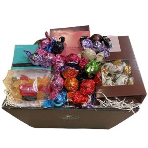 Gavekurv med slik, mandler og chokoladekugler 