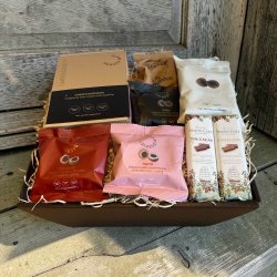 Gavekurv fyldt med et udvalg af gourmetlakrids og chokolade fra Lakridseriet