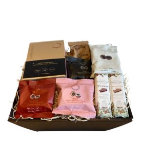 Gavekurv fyldt med et udvalg af gourmetlakrids og chokolade fra Lakridseriet