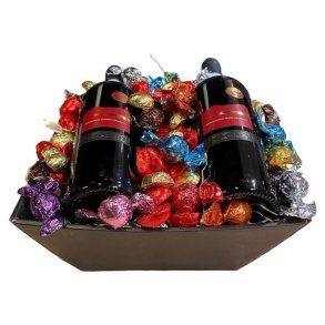 Gavekurv indpakkede chokoladehjerter og Italiensk vin