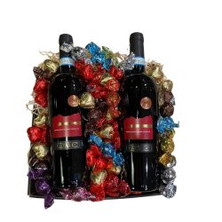 Gavekurv indpakkede chokoladehjerter og Italiensk vin