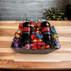 Gavekurv indpakkede chokoladehjerter og Italiensk vin