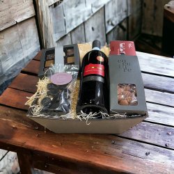 Gavekurv med vin og hndlavet chokolade by PR Chokolade