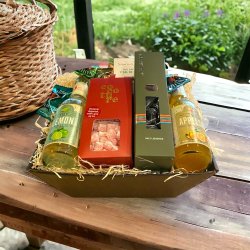 Gavekurv med kologiske Thy sodavand og sde lkkerier