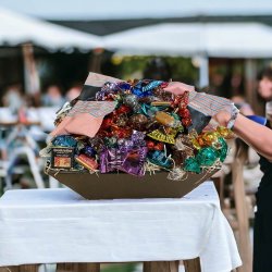 Gavekurv med flowpakket slikmix og chokolade