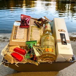 Frisrens te i gavekurv med sde lkkerier og Thy vand