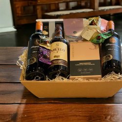 Gavekurv med Abuelo rom og Italiensk Bayanegra Tempranillo vin 