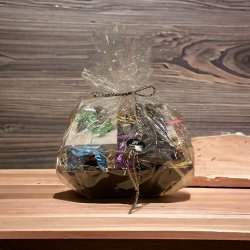 Gavekurv chokolade og slik - Gave til ham eller hende med en sd tand