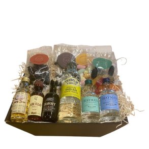 Gavekurv med mini spiritus og slik