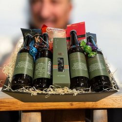 Stor gavekurv med l og snacks