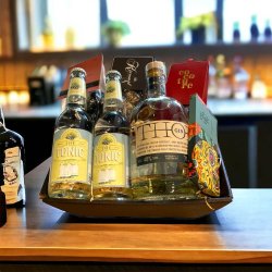 Gin gavekurv med Thorn gin, Thy tonic og lkkerier