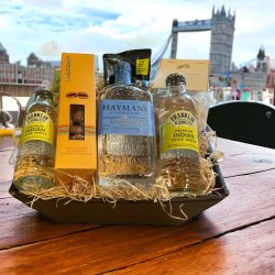Gavekurv med Engelsk dry gin og slik
