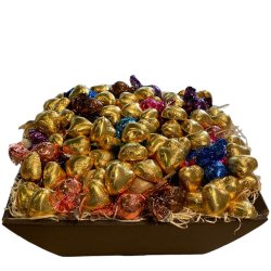 Julegavekurv med guldhjerter og chokoladetwisters