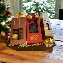 Send en julehilsen gavekurv med marcipan juletr og karameller