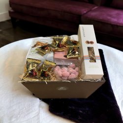 Gavekurv med chokolade trfler og frugtbolsjer-Perfekt kontorgave