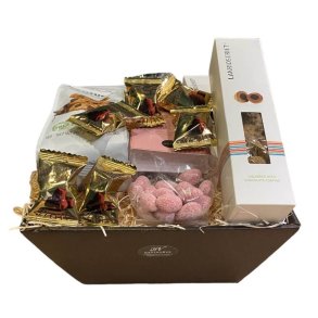 Gavekurv med chokolade trfler og frugtbolsjer-Perfekt kontorgave