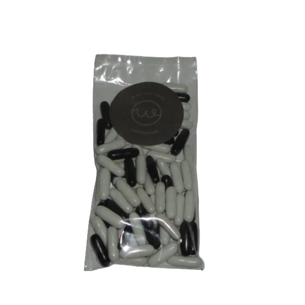 Black 'n' White lakrids i pose