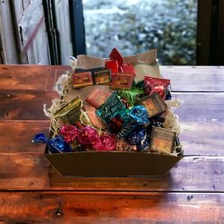 Lille gavekurv med flowpakket chokolade og lakrids