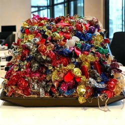 Luksus dele gavekurv med chokolade, bolsjer og nougat