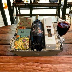 Gavekurv med Spansk vin og chokolade 