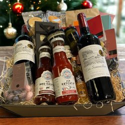 Stor luksus gavekurv med vin, delikatesser og chokolade