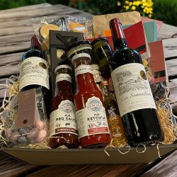 Stor luksus gavekurv med vin, delikatesser og chokolade