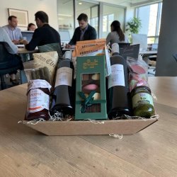 Stor vin gavekurv med Fransk vin, luksus-chokolade og delikatesser