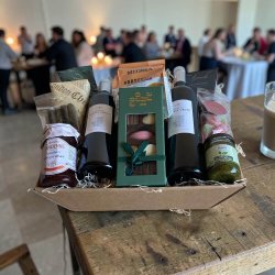 Stor vin gavekurv med Fransk vin, luksus-chokolade og delikatesser