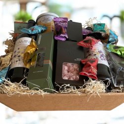 Stor Gavekurv med 2 Flasker Rdvin, Chokolade, kaffe, lakrids