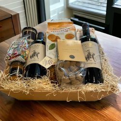 Gavekurv blandet med Italiensk vin og delikatesser