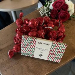 TILLYKKE Gavepakke � R�dt Tema med Chokoladekugler &amp; Cocoture