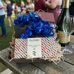 Lille bl� TILLYKKE gavekurv med lakrids og chokolade