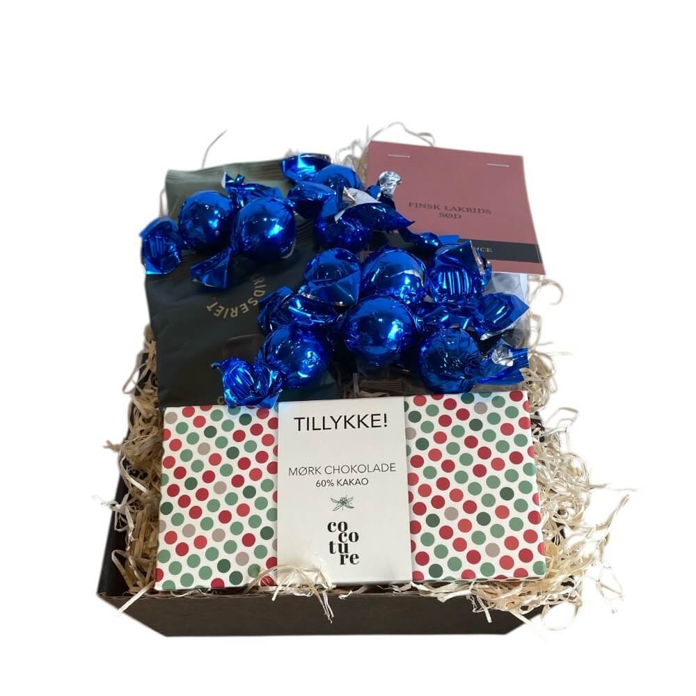 Lille bl� TILLYKKE gavekurv med lakrids og chokolade