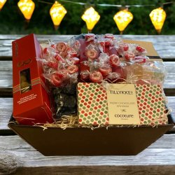 Tillykke gavekurv med chokolade, slik og flagbolsjer